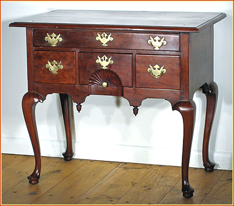 A VERY FINE, RARE AMERICAN QUEEN ANNE CHERRY DRESSING TABLE